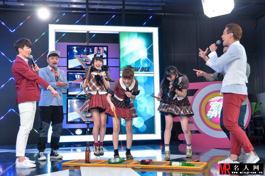 AKB48参加台湾综艺节目 现场与主持人激情互动(1)