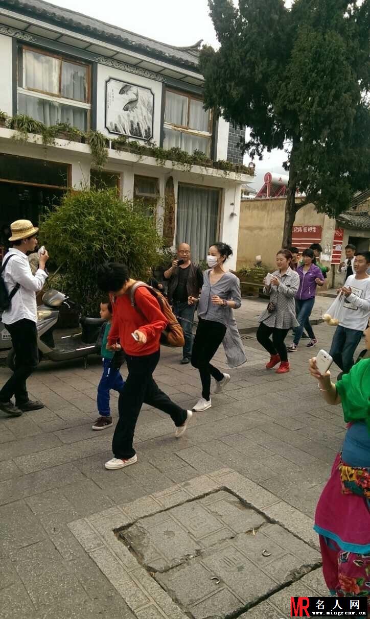 天后王菲携女儿李嫣出游 遭路人疯狂拍摄(1)