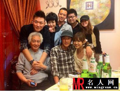 曾做人流交了七任男友的张子萱豪放旧照流出(1)