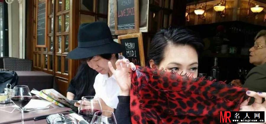 小S巴黎街头上演辣妈自拍 性感Pose六连拍(1)