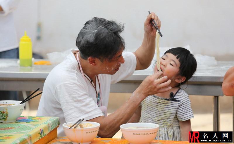 萌娃DIY兰州拉面 网友调侃玩坏拉面(1)