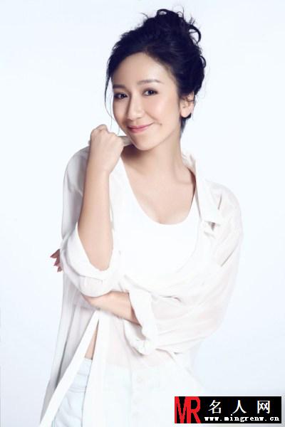 娄艺潇纯白写真 素雅妆容显清纯(1)