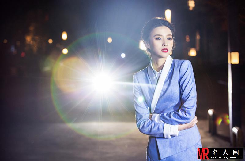 张杨果而与丈夫拍写真 复古深蓝尽显默契(1)