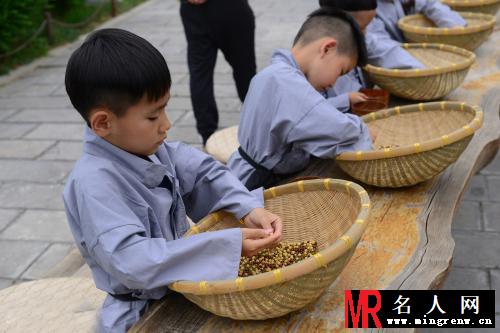 中国足球梦尽现少林武僧 娃娃与方丈的较量(1)