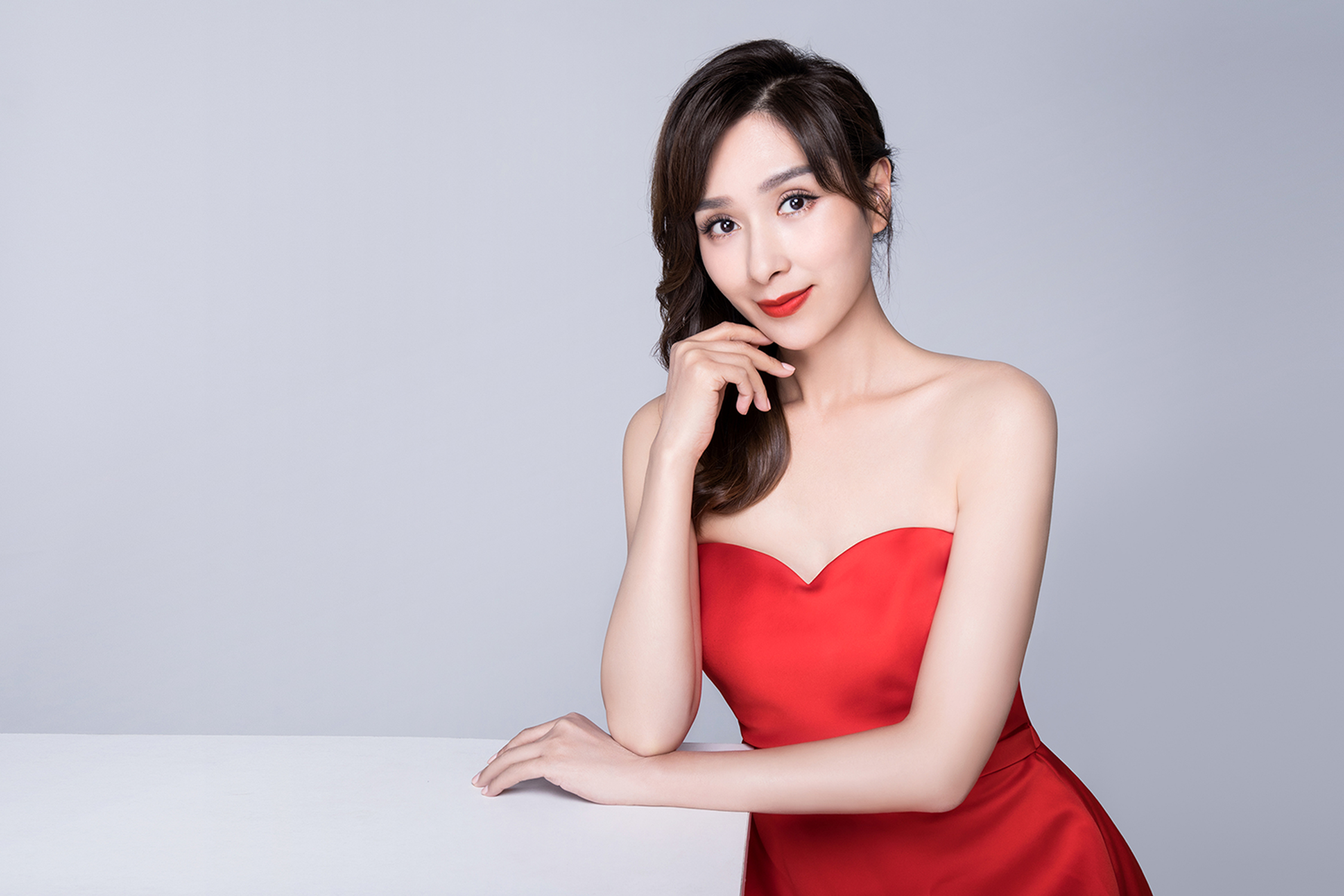 冻龄女神杨恭如情人节写真曝光   抹胸红裙明艳动人(1)