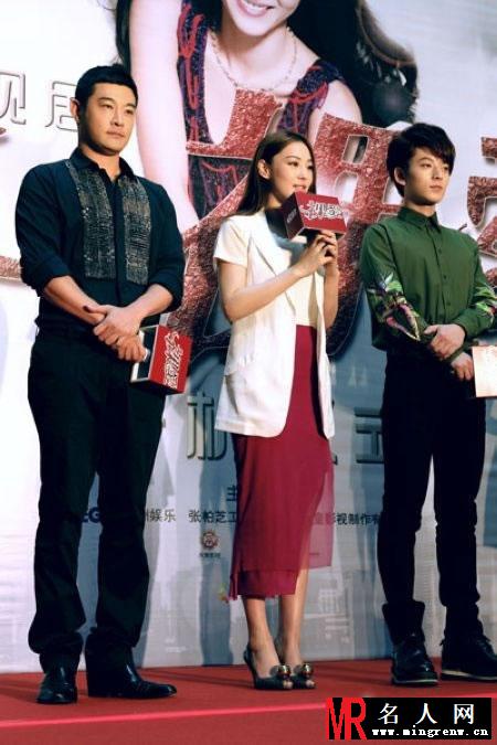 2013年张馨予担任郭德纲《裸爱》女主角 OL装干练成熟(1)