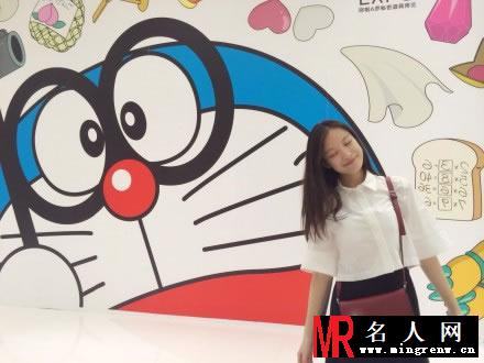 倪妮北京之旅生活照 女神邂逅蓝胖子(1)