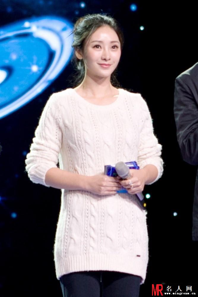 央视直播柳岩花裙窈窕露美背  调戏 华晨宇(1)