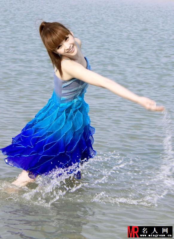 柳岩夏日清凉写真 蓝裙海边戏水(1)