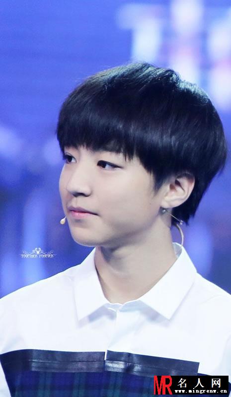 TFBOYS王俊凯《中国文艺》 两个虎牙可爱至极(1)