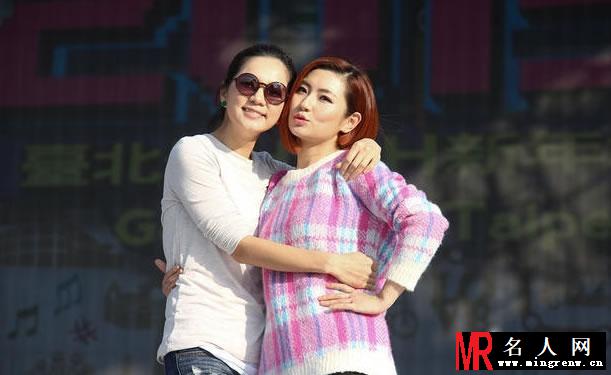 Ella与Selina搭挡主持晚会 姐妹合体看点十足(1)