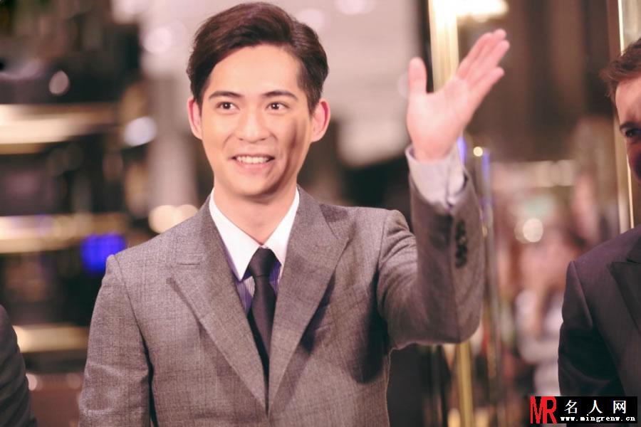 周渝民儒雅西服造型现身 笑容腼腆直勾小心脏(1)