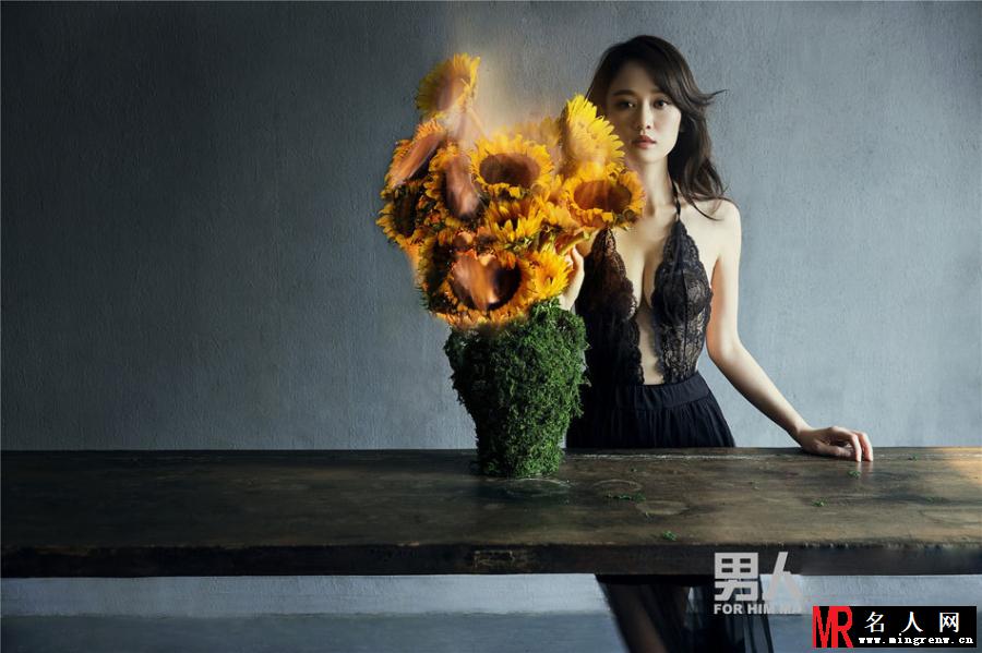 陈乔恩性感登男人装 深V诱惑展曼妙曲线(1)