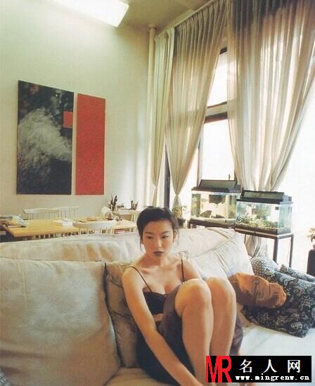 林熙蕾性感叛逆写真 酥胸半露火辣诱人(1)