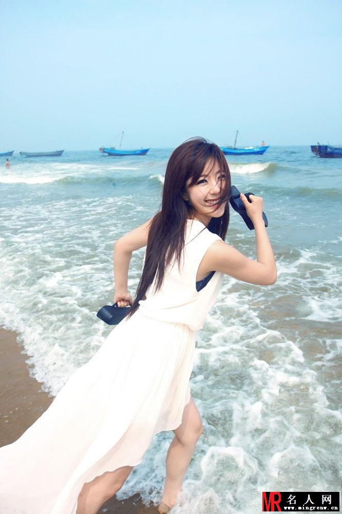 赵奕欢浪漫写真曝光 白色长裙漫步海边(1)