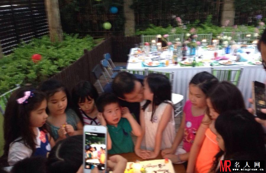 王菲李亚鹏相聚 为爱女李嫣庆生(1)