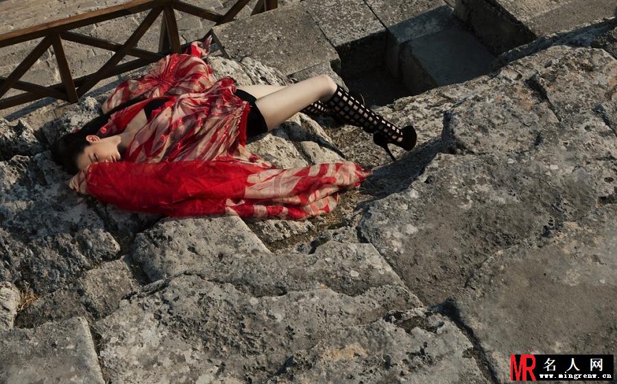 戚薇土耳其写真曝光 大秀美腿霸气侧露(1)