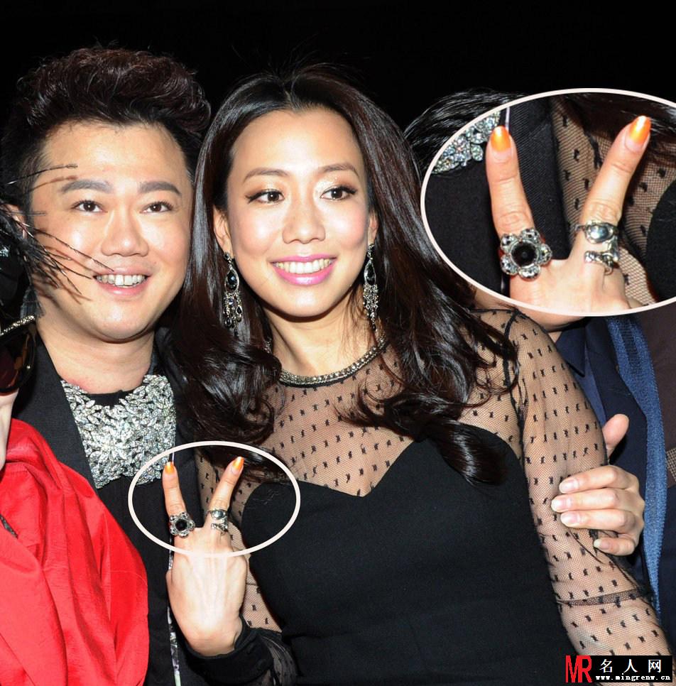 吴辰君北京出席活动 与李东田抱腰显暧昧(1)