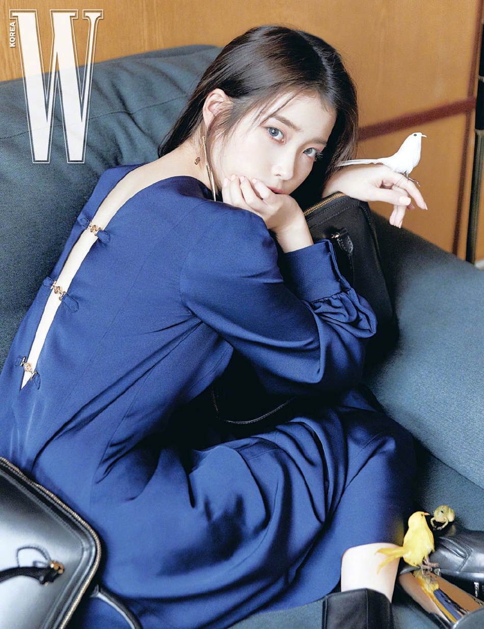 IU李知恩四月服饰画报 造型清新养眼(1)