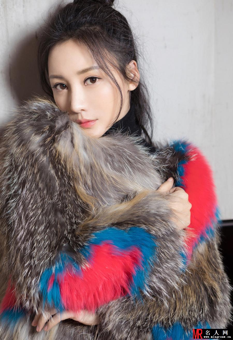 柳岩两款秋冬造型美图曝光 演绎另一种性感风情(1)