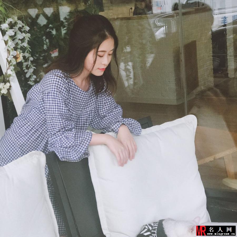 办公室小野晒美照 文艺清新撸着猫咪(1)