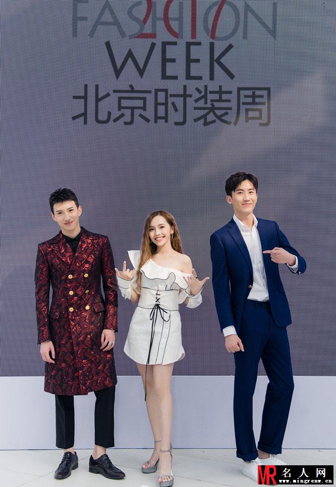 王鹏轩亮相北京国际时装周 复古搭配尽显高贵典雅(1)