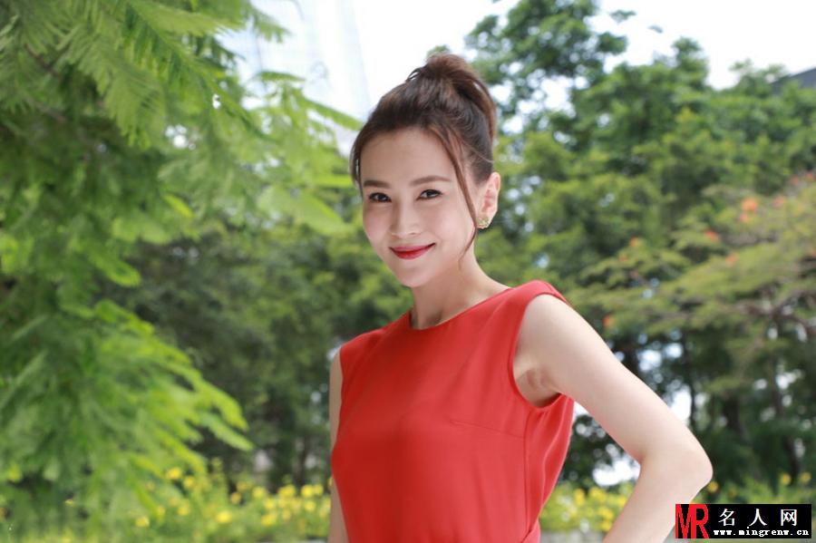 诸葛梓岐出席香港回归活动 橘色长裙显端庄靓丽(1)