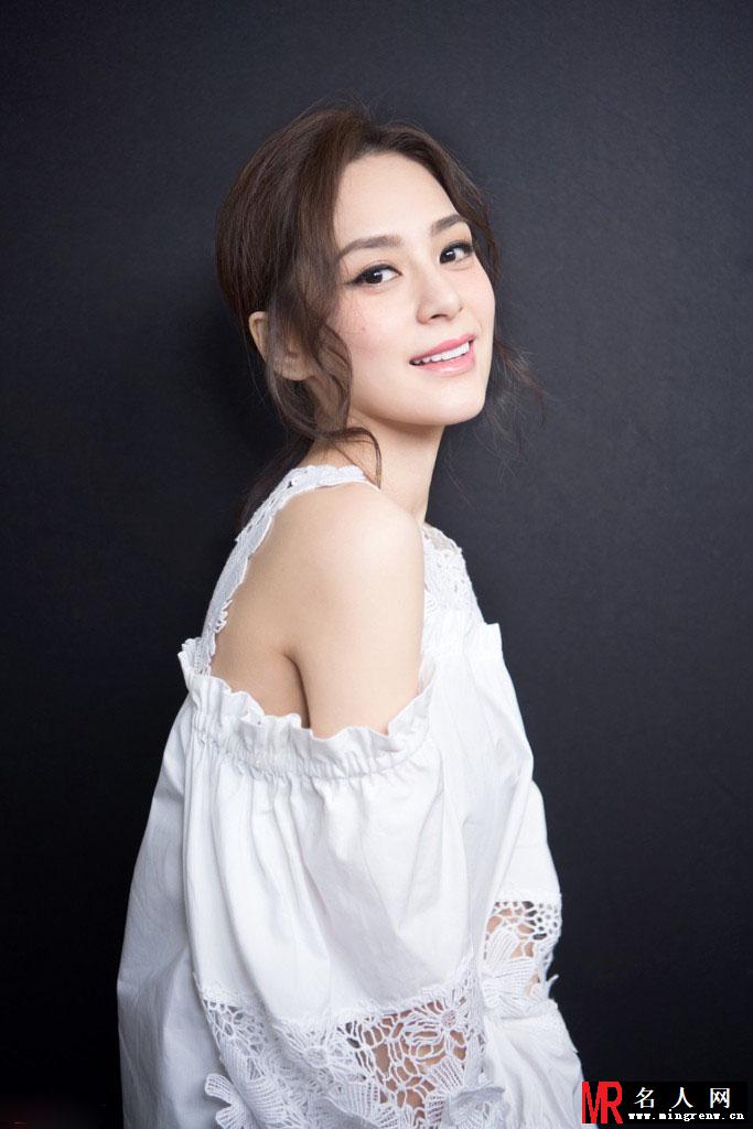 阿娇最新写真 肌肤白皙甜笑迷人(1)