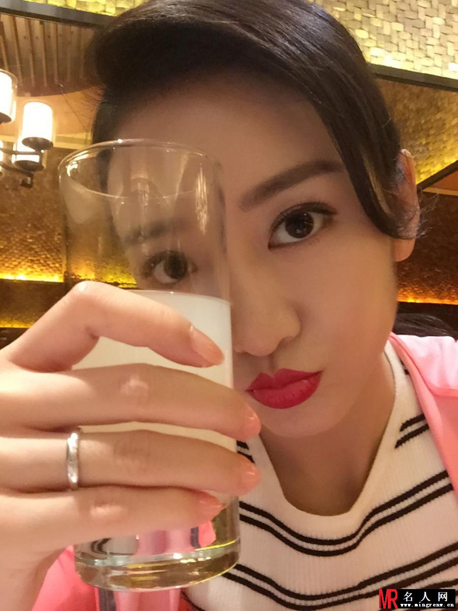 王鸥生活照曝光 撒娇卖萌展厨艺(1)