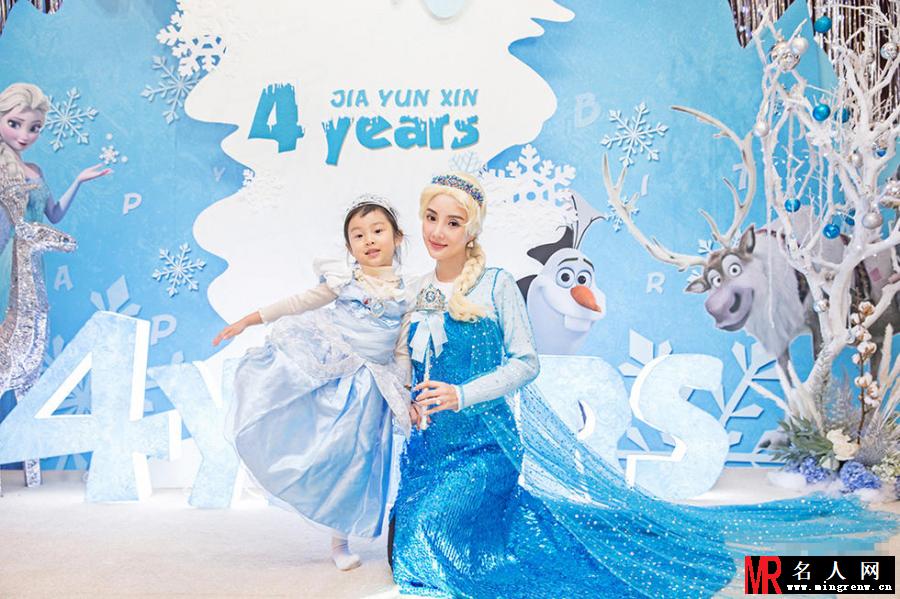 sweet！李小璐一家化身冰雪奇缘为甜馨庆生(1)