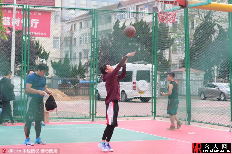 霍建华球场大秀球技与粉丝同乐(1)
