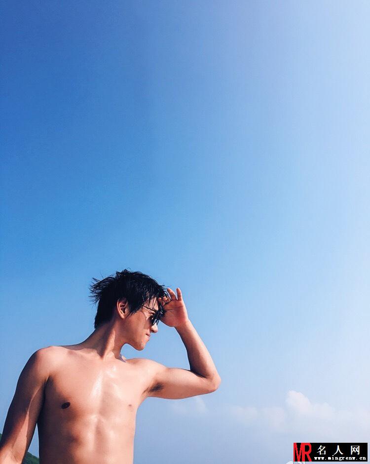 黄致列大放福利 晒出喷血半裸照(1)