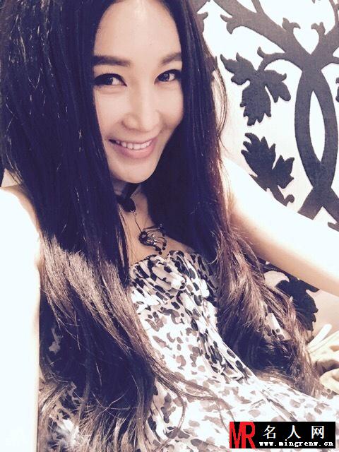 温碧霞身着抹胸裙晒自拍 女神也卖萌(1)