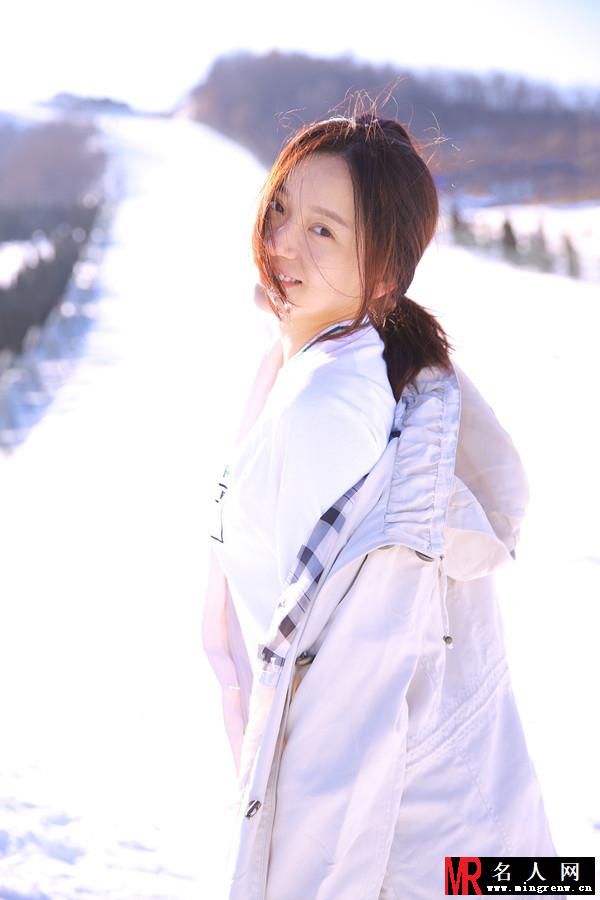 施诗冬日雪地写真 女神俏皮浴巾抢戏(1)