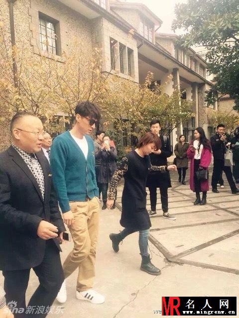 胡歌参加上戏70年校庆 学生打扮上台朗诵(1)
