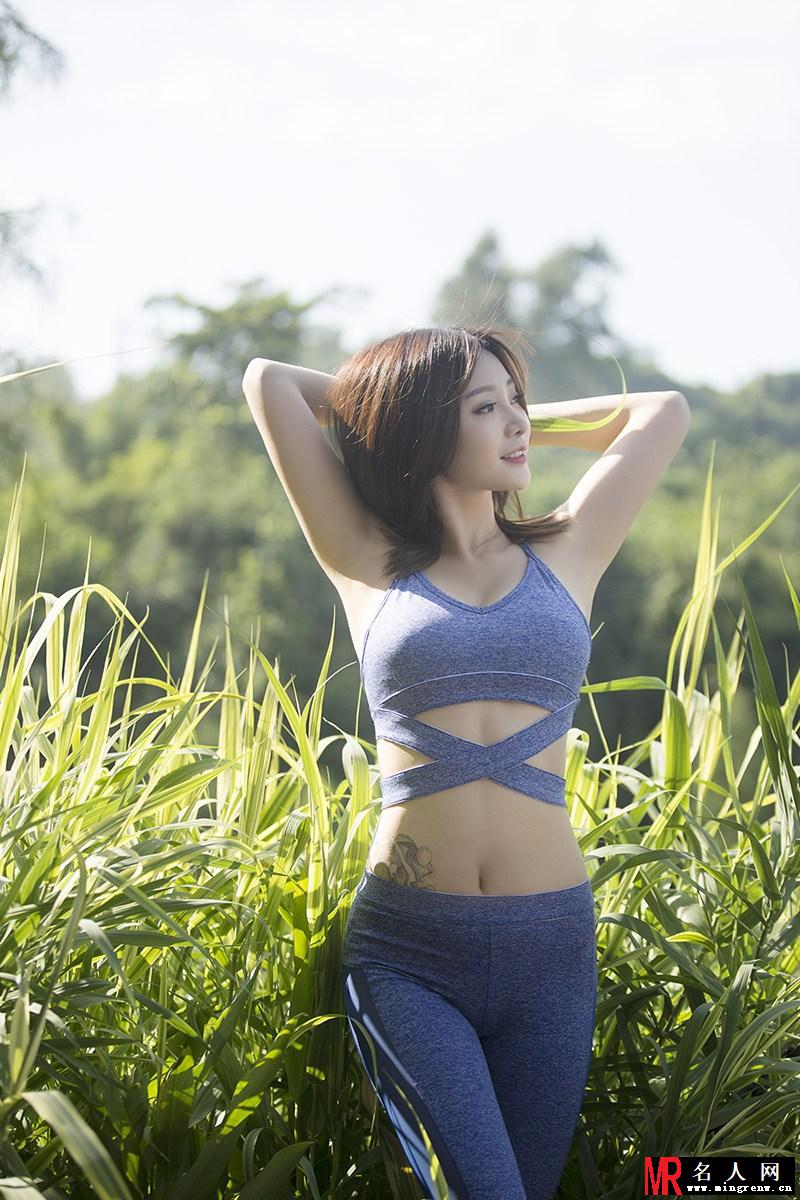 柳岩拍户外写真 前凸后翘身材傲人(1)