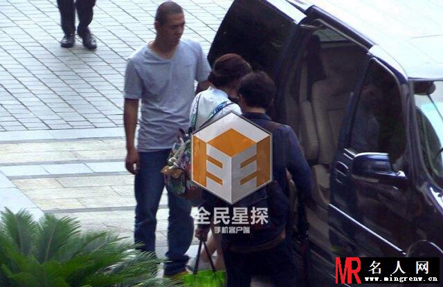 陈晓陈妍希恋情曝光 三地幽会情意绵绵(1)