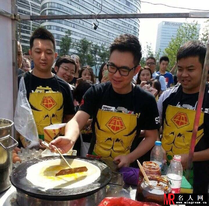 《煎饼侠》大鹏携柳岩上街卖煎饼(1)