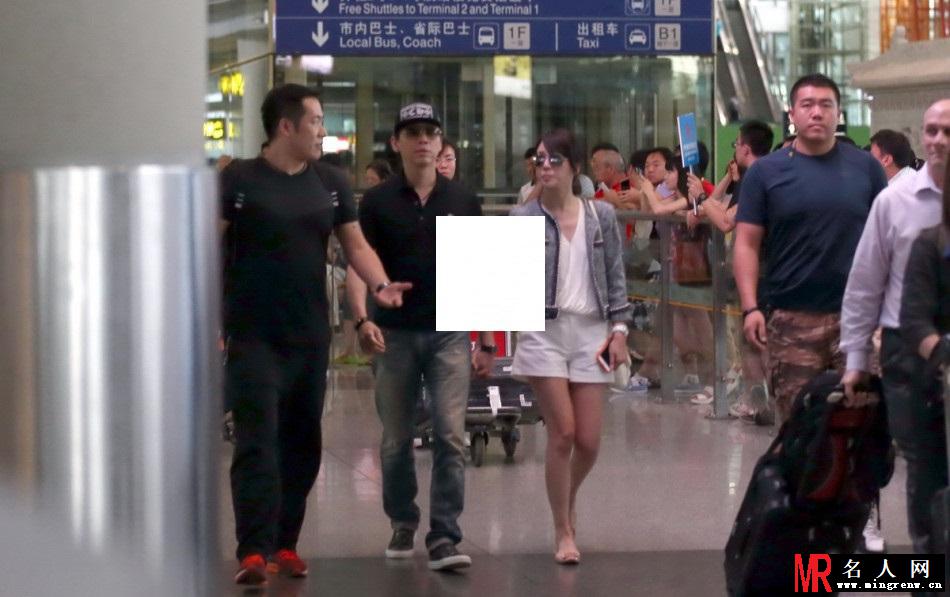 陶喆风波后首度现身机场 与妻子十指相扣(1)