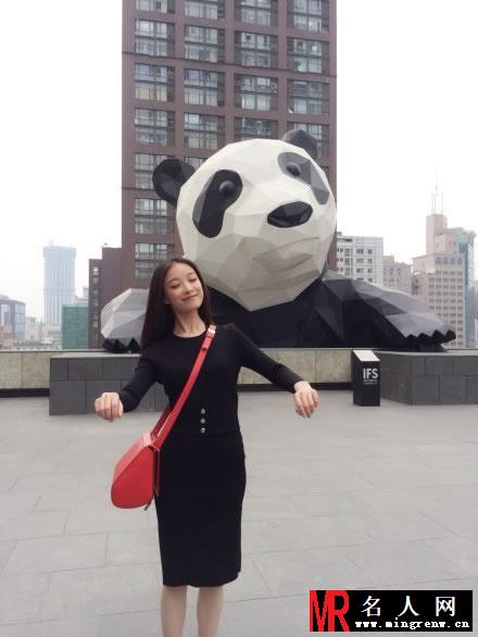 倪妮2014锦里之旅生活照 模仿大熊猫可爱搞笑(1)