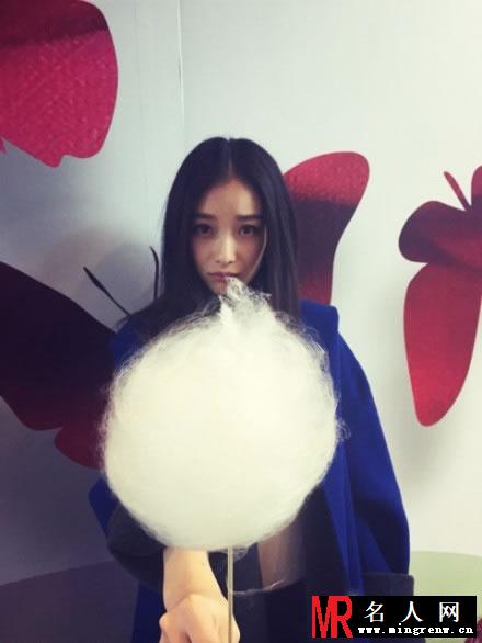 倪妮2014私密生活照 女神变成女神经吃棉花糖(1)
