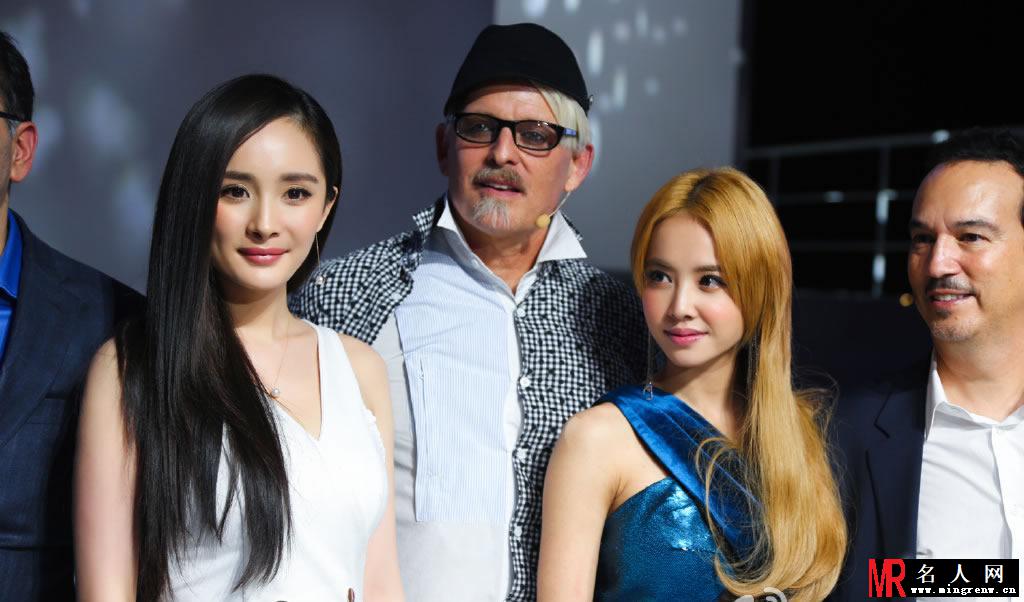 杨幂白裙现身宝洁活动现场 长发飘飘恬静迷人(1)