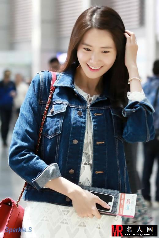少女时代允儿素颜机场照 撩发抿嘴自然清新(1)