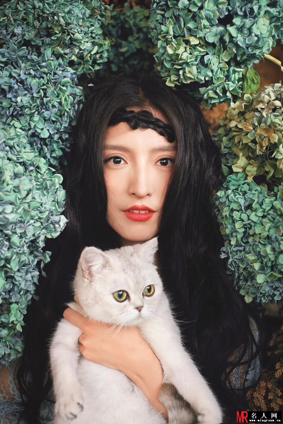 潘辰美艳写真 抱猫咪置身花丛(1)