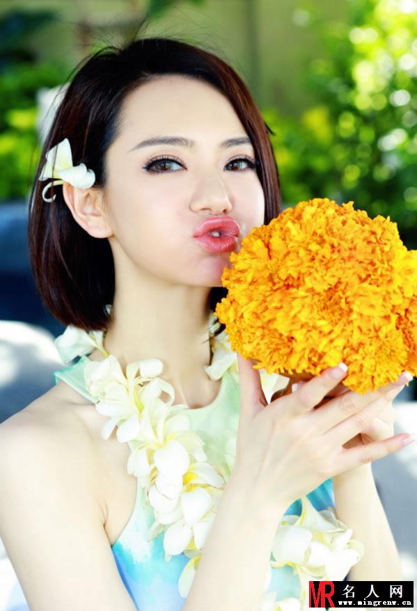 戚薇婚后首拍写真 清凉写真展笑颜(1)