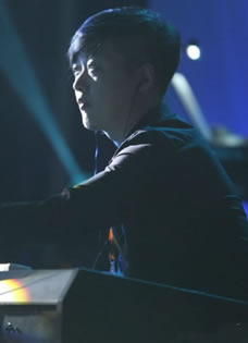 我是歌手3最帅键盘手刘卓舞台照(18P)