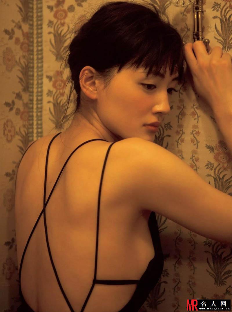 绫濑遥性感写真曝光 大胆露背曲线完美(1)