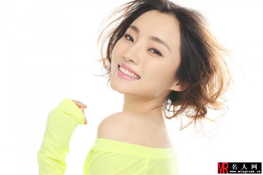 刘芊含甜美写真 香肩微露小秀性感(1)