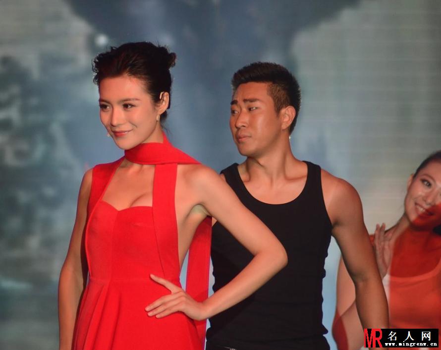 红毯女星激凸露侧乳 霸气侧漏秀下限(1)