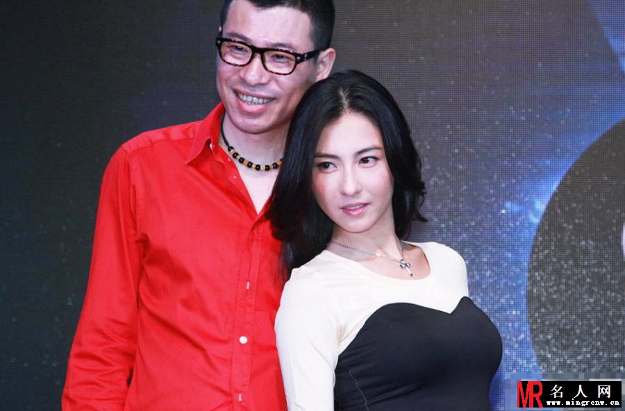 张柏芝上海开酒吧 与男嘉宾碰杯风情万种(1)